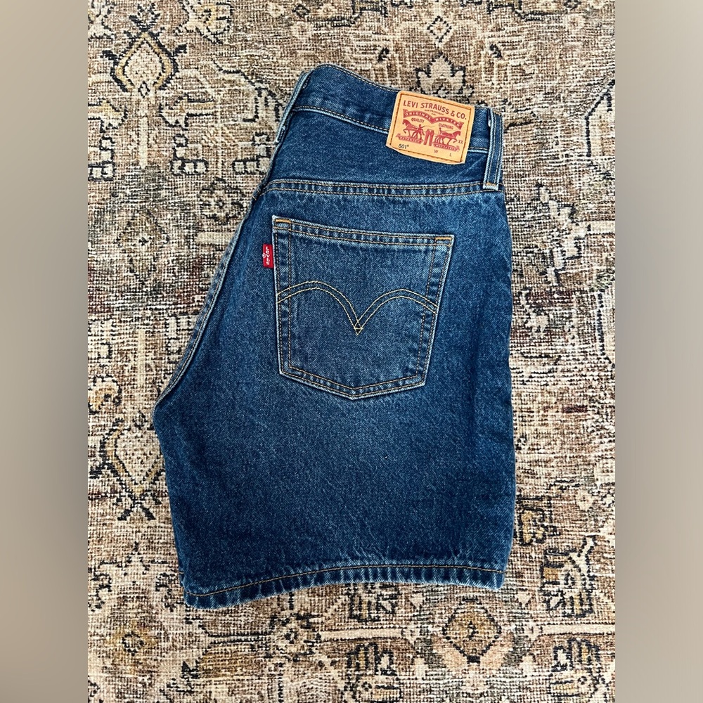 Levi’s 501 mid thigh short EUC